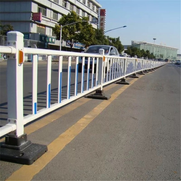 道路中間護(hù)欄